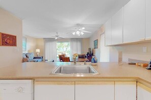 Coffee/tea maker, fridge, microwave, oven - Kihei Condo with Pool, Hot Tub & Grill Near Surf, Biking & Golf (Kihei)