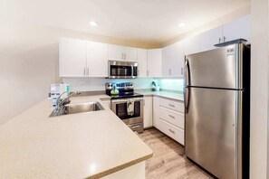 Coffee/tea maker, fridge, microwave, oven - Kihei Condo with Grill, AC, Pools & Hot Tub Near the Beaches (Kihei)