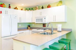 Coffee/tea maker, fridge, microwave, oven - Kihei Condo with Resort Pool & Hot Tub - Walk to the Beach (Kihei)