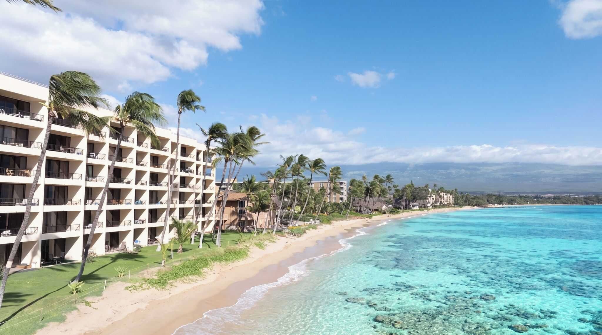 Un hotel sulla spiaggia con diversi piani, una spiaggia sabbiosa e acque cristalline turchesi.