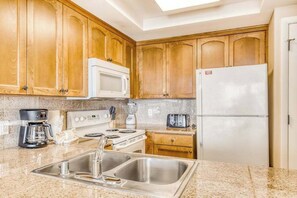 Coffee/tea maker, fridge, microwave, oven - Waterfront Lahaina Views, Walk to the Beach (Lahaina)