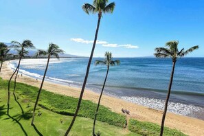 On the beach - Kihei Sugar Beach Condo with Grill & WiFi - Surf, Bike & Golf (Kihei)