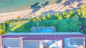 Una azotea con paneles solares, piscina y vistas a la playa.