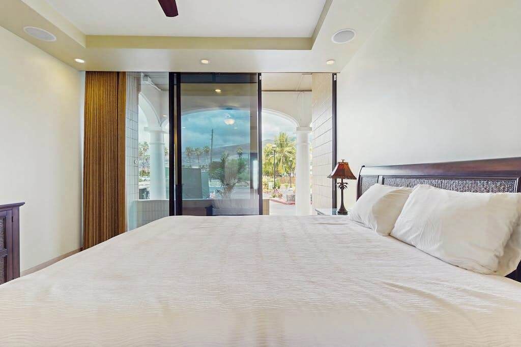 Renewed Lahaina Shores Beachfront Condo With Pool, Spa, A/c, Kitchen And Views - Lahaina