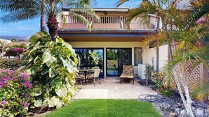 Ein Haus mit Terrasse, Essbereich und Meerblick.