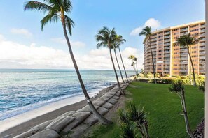 On the beach - Unwind in a Peaceful Maui Oceanfront Condo with Pool & Balcony (Lahaina)