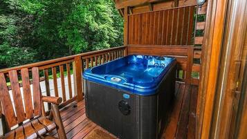 House, 1 King Bed with Sofa bed (Yeti Lodge) | Outdoor spa tub