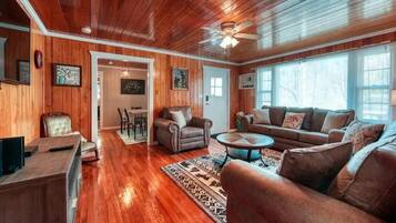 House, Multiple Beds (Gatlinburg's Cozy Rose) | Living area