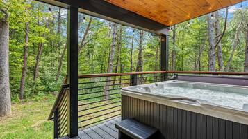 House, Multiple Beds (Luxe 634) | Outdoor spa tub