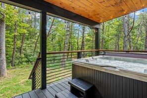 House, Multiple Beds (Luxe 634) | Outdoor spa tub - Luxe 634 (Pigeon Forge)