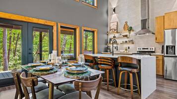 House, Multiple Beds (Luxe 634) | Private kitchen