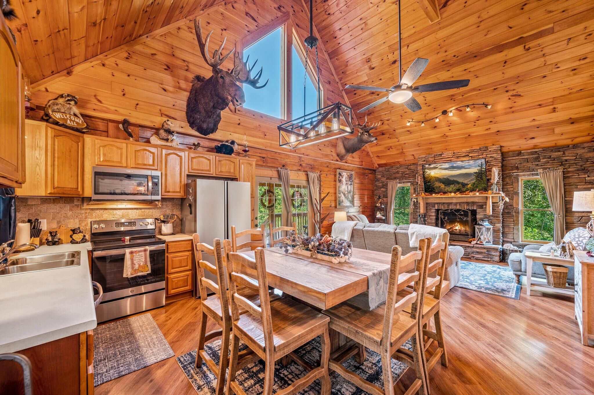 House, Berbilang Katil (Majestic Elk Hideaway) | Tempat makan