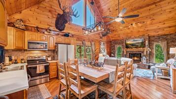 House, Berbilang Katil (Majestic Elk Hideaway) | Tempat makan
