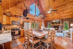 House, Berbilang Katil (Majestic Elk Hideaway) | Tempat makan