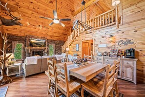 Huis, Meerdere bedden (Majestic Elk Hideaway) | Dineren