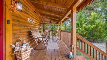 House, Berbilang Katil (Majestic Elk Hideaway) | Teres/patio