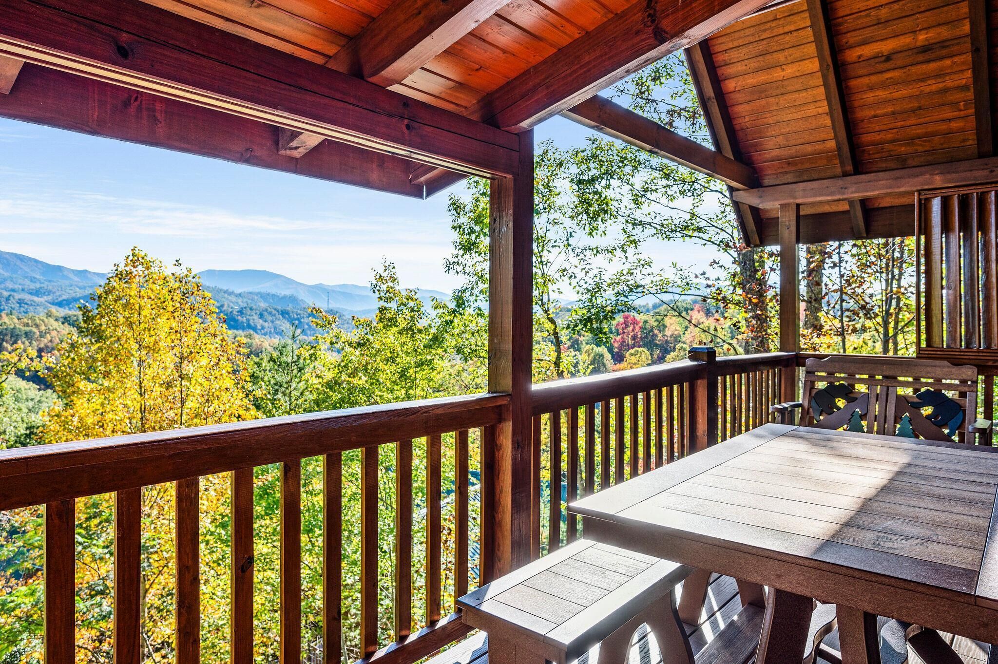 Casa, varias camas (Some Peak Somewhere Cabin) | Restaurante al aire libre