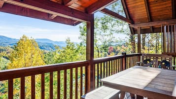 Casa, varias camas (Some Peak Somewhere Cabin) | Restaurante al aire libre