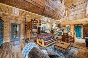 House, Multiple Beds (Neverland) | Living area - Neverland (Gatlinburg)