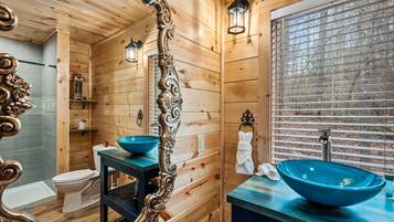 House, Multiple Beds (Neverland) | Bathroom