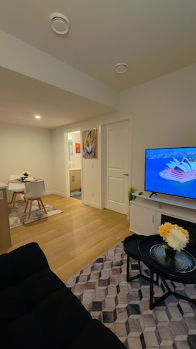 Modern Private Retreat| Self Check-In | 20 Min West Edmonton Mall