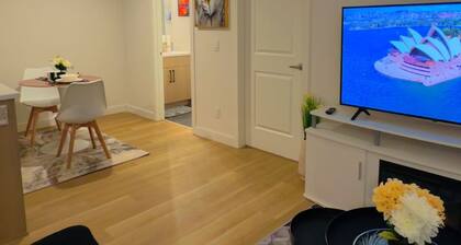 Modern Private Retreat| Self Check-In | 20 Min West Edmonton Mall