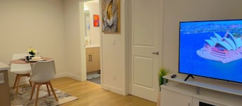 Modern Private Retreat| Self Check-In | 20 Min West Edmonton Mall