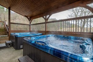 單棟房屋, 多張床 (Mayes Landing) | 室外 SPA 浴池
