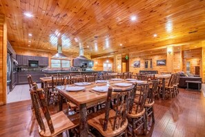 單棟房屋, 多張床 (Mayes Landing) | 用餐區