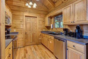 Ferienhaus, Mehrere Betten (Black Bear Lodge) | Eigene Küche