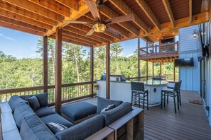 Outdoor dining - Riverside Retreat in Ellijay GA (Ellijay)