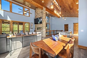 Dining - Riverside Retreat in Ellijay GA (Ellijay)