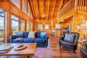Living area - Misty Mountain Treehouse (Sevierville)