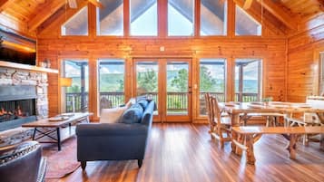 Ferienhaus, Mehrere Betten (Misty Mountain Treehouse) | Wohnbereich