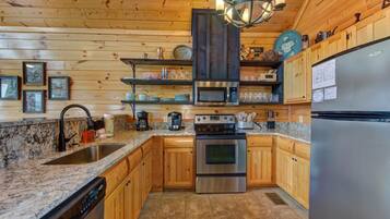 House, Multiple Beds (Edge Of Forever) | Private kitchen