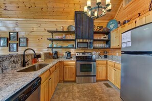House, Multiple Beds (Edge Of Forever) | Private kitchen - Edge Of Forever (Sevierville)