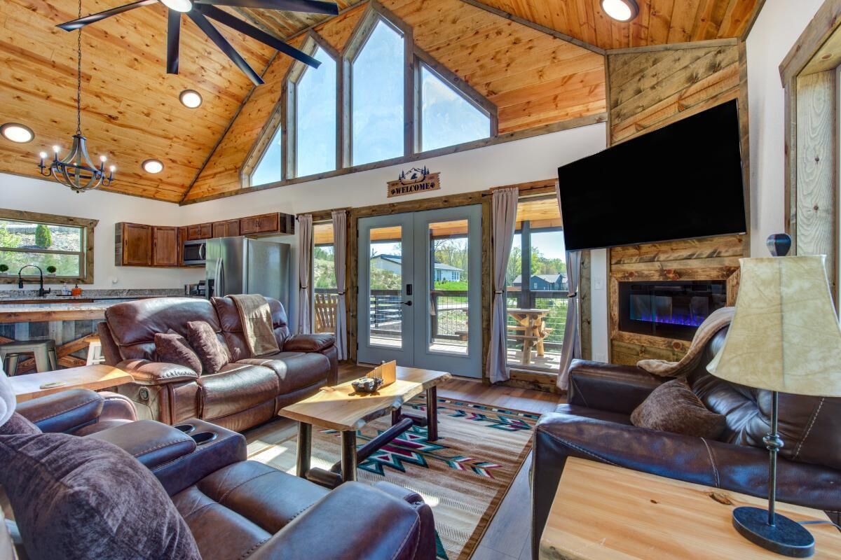 House, Multiple Beds (Bearfoot Timbers) | Living area