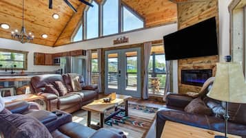 House, Multiple Beds (Bearfoot Timbers) | Living area