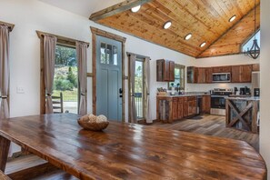 Nhà, nhiều giường (Bearfoot Timbers) | Bếp riêng