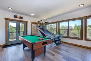 Casa, varias camas (Bearfoot Timbers) | Sala de juegos