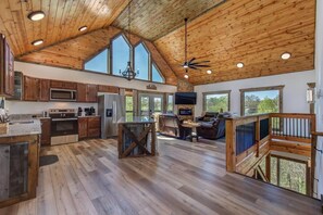 Casa, varias camas (Bearfoot Timbers) | Cocina privada