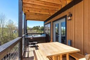 Casa, varias camas (Bearfoot Timbers) | Restaurante al aire libre