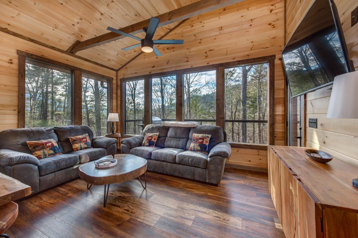 House, Multiple Beds (Bearfoot Splash Hideaway) | Living area