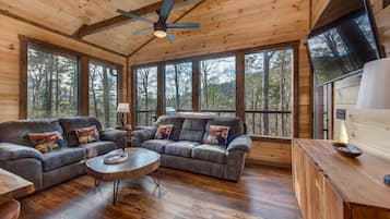 House, Multiple Beds (Bearfoot Splash Hideaway) | Living area