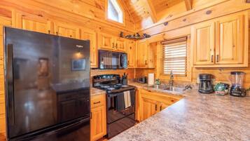 House, Multiple Beds (Roudy’s Roost) | Private kitchen