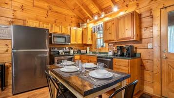 House, Multiple Beds (Anglers Bend) | Private kitchen