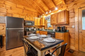 House, Multiple Beds (Anglers Bend) | Private kitchen - Anglers Bend (Pigeon Forge)