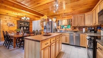 House, Multiple Beds (Timber Tails) | Private kitchen