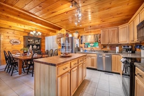 House, Multiple Beds (Timber Tails) | Private kitchen - Timber Tails (Sevierville)