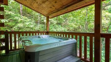 House, Multiple Beds (Timber Tails) | Outdoor spa tub